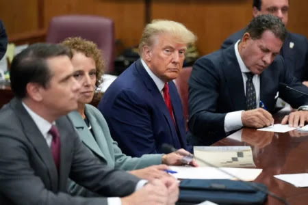 AO CHEGAR NO TRIBUNAL CRIMINAL EM NOVA YORK, TRUMP DIZ SER INOCENTE