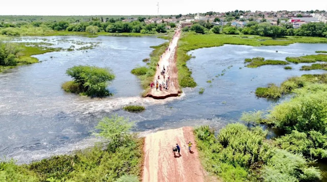 TRECHO DE ESTRADA QUE LIGA PENDÊNCIAS A MUNICÍPIOS DA REGIÃO DA COSTA BRANCA SE ROMPE APÓS CHEIA DE RIO