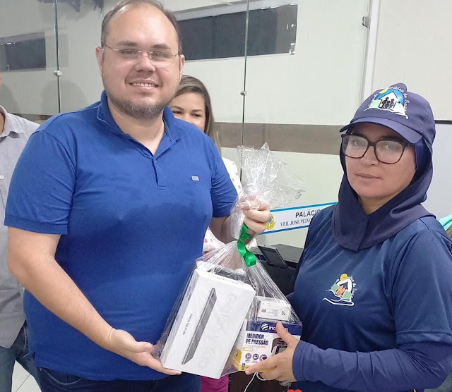 PREFEITURA DE NOVA CRUZ ENTREGA MATERIAIS DE TRABALHO E NOVOS TABLETS AOS AGENTES DE ENDEMIAS E SAÚDE