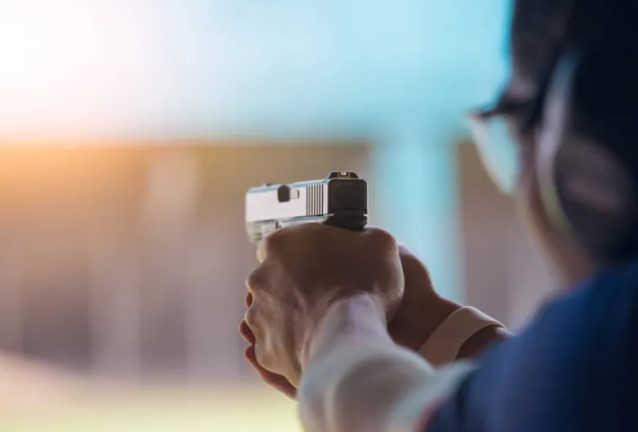 METADE DA POPULAÇÃO BRASILEIRA DEFENDE QUE PROFESSOR SAIBAR USAR ARMA, DIZ PESQUISA; 23% SÃO CONTRA
