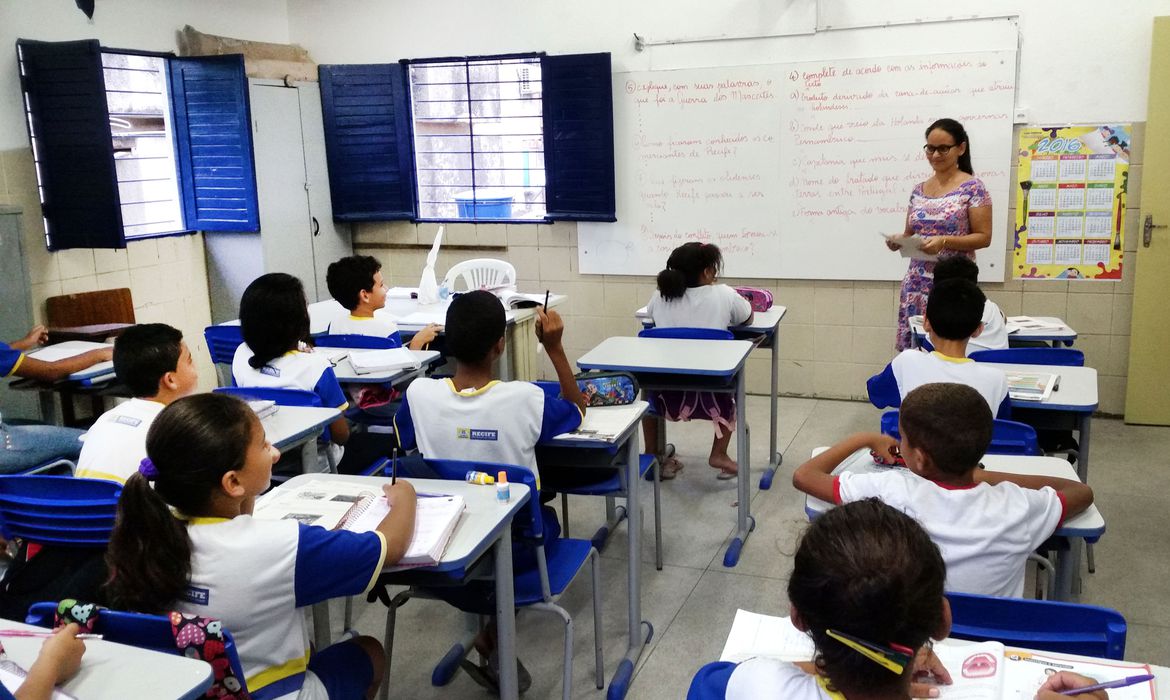 NO BRASIL, MAIORIA DOS FUTUROS PROFESSORES NÃO CONCLUI ESTÁGIO EM ESCOLAS