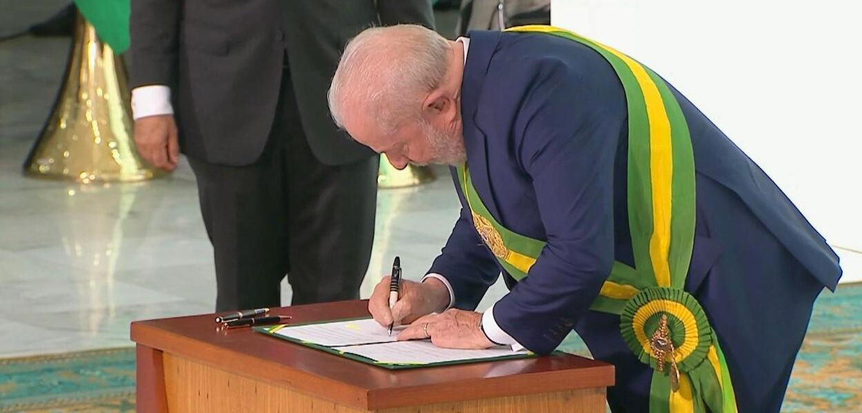 LULA SANCIONA LEI QUE REAJUSTA SALÁRIO DOS SERVIDORES FEDERAIS EM 9%