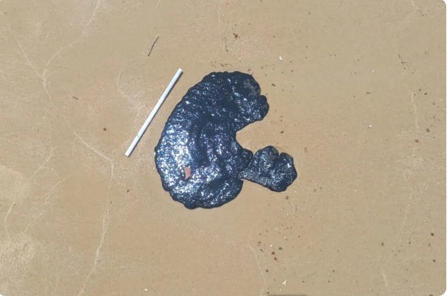 MANCHAS DE ÓLEO SÃO ENCONTRADAS EM POR BANHISTAS EM PRAIA DO LITORAL SUL DO RN