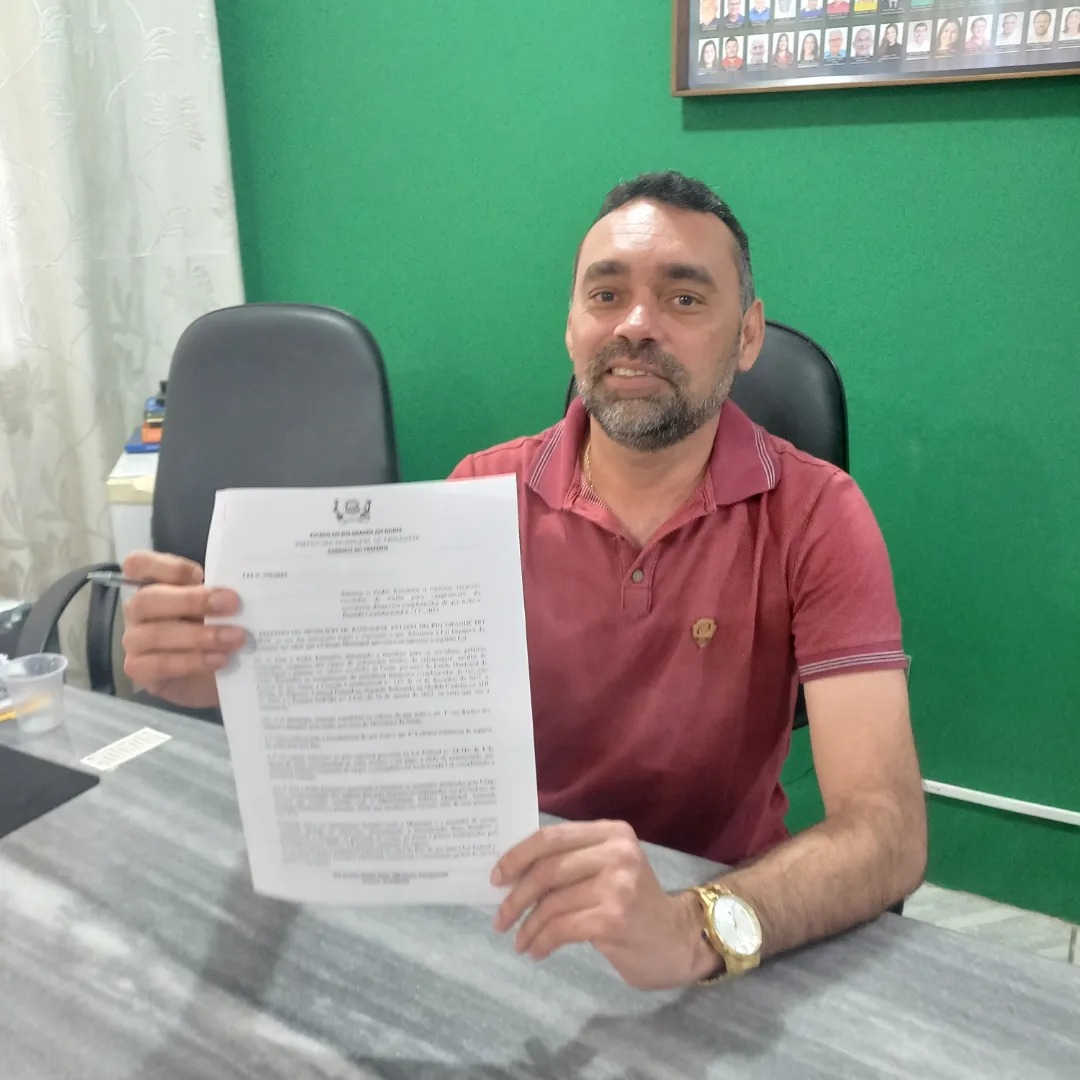 PREFEITO JUNINHO SANCIONA LEI DO PISO DA ENFERMAGEM NO MUNICÍPIO DE PASSAGEM