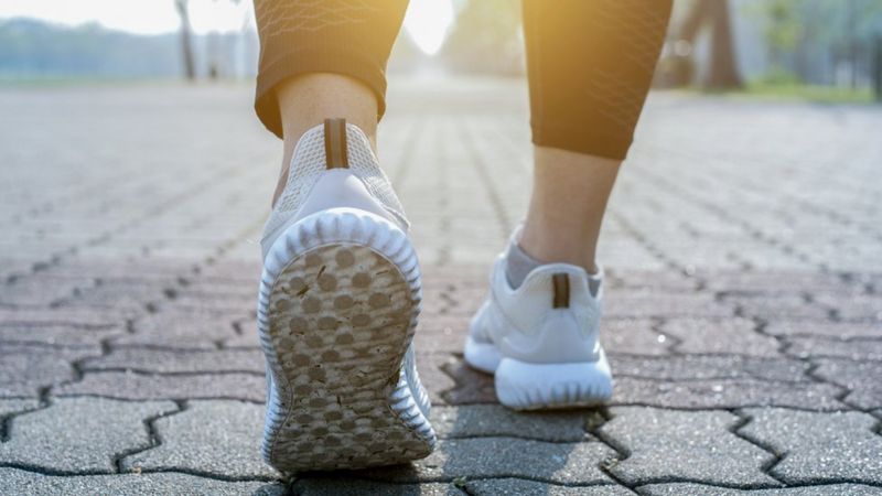 CAMINHAR POR 2 MINUTOS APÓS AS REFEIÇÕES AJUDA A DIMINUIR O NÍVEL DE AÇUCAR NO SANGUE, REVELA ESTUDO