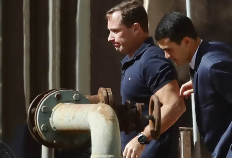 MAURO CID DIZ À PF QUE ENTREGOU DINHEIRO DAS JOIAS A BOLSONARO ‘EM MÃOS’