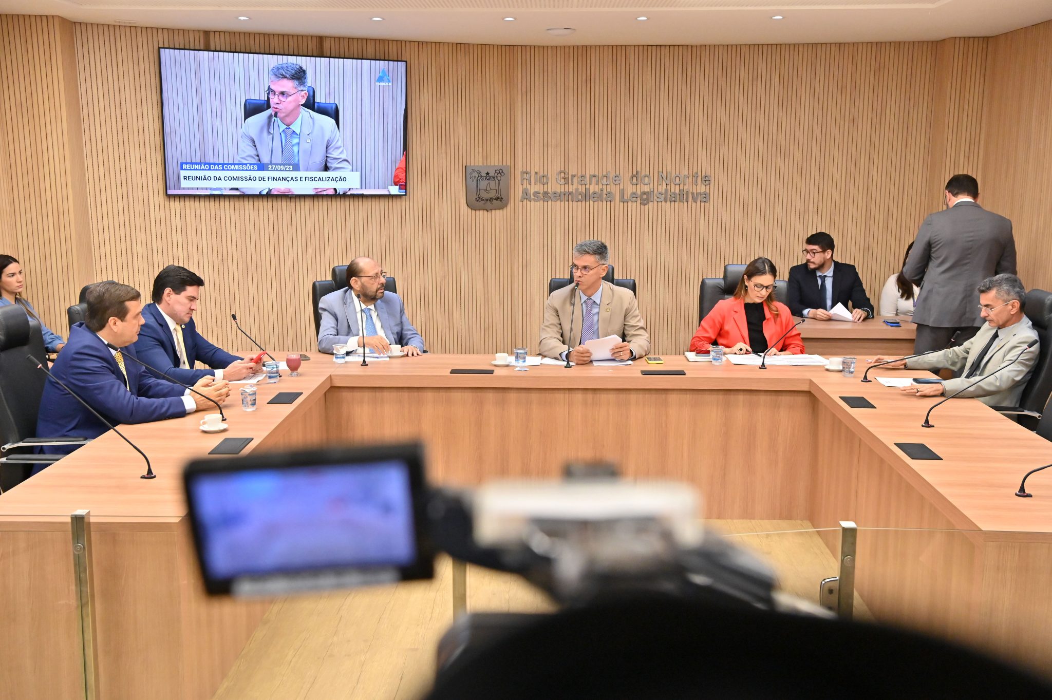 AVANÇA PROJETO QUE VETA MULTA POR FURAR SINAL ENTRE 23H E 5H NO RN