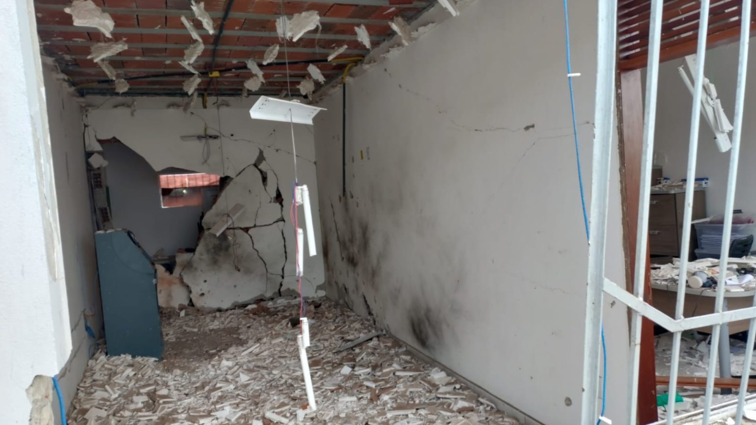 CRIMINOSOS EXPLODEM CAIXA ELETRÔNICO EM POSTO DE COMBUSTÍVEIS NA GRANDE NATAL