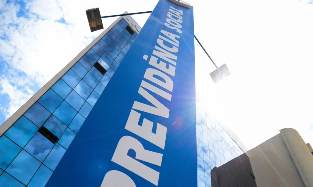 MINISTRO DIZ QUE ESPERA REDUZIR FILA DO INSS ATÉ O FINAL DESTE ANO