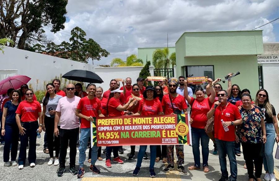 EM MONTE ALEGRE, PROFESSORES VÃO ÀS RUAS PROTESTAR E COBRAR O PAGAMENTO DO REAJUSTE DO PISO SALARIAL