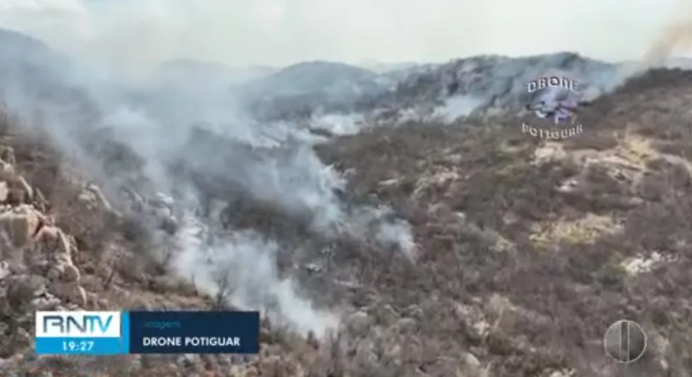 INCÊNDIO ATINGE SERRA NO INTERIOR DO RN HÁ MAIS DE UMA SEMANA