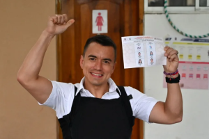 LIBERAL DANIEL NOBOA DERROTA ESQUERDA E É ELEITO PRESIDENTE DO EQUADOR
