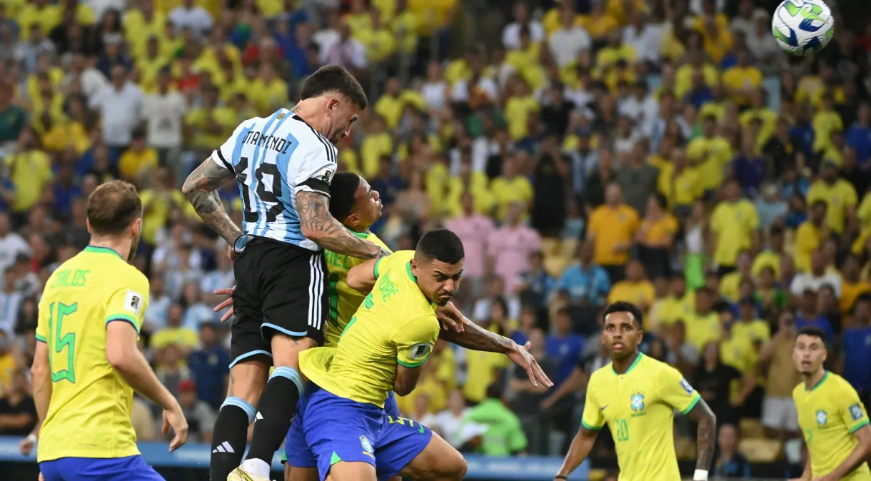 BRASIL PERDE PARA ARGENTINA APÓS BRIGAS NO MARACANÃ