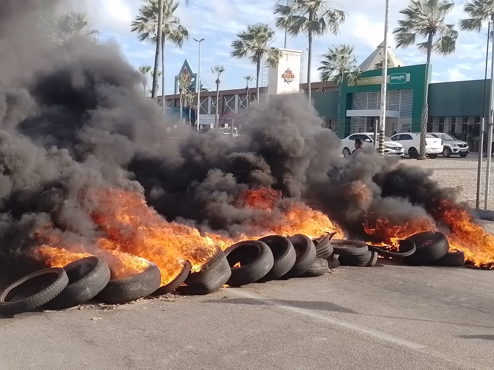 MANIFESTANTES BLOQUEIAM BR-101 SUL EM PROTESTO CONTRA AUMENTO DA TARIFA DE ÔNIBUS EM NATAL