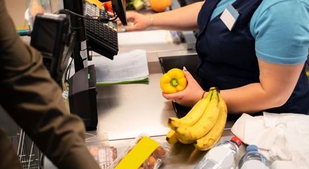 SEIS EM CADA DEZ DÍVIDAS NO CARTÃO SÃO DE COMPRAS EM SUPERMERCADO
