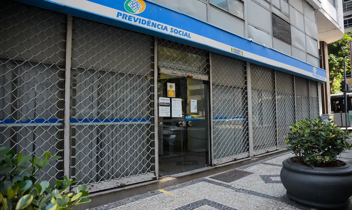 PRESIDENTE LULA SANCIONA LEI PARA REDUZIR FILAS DO INSS