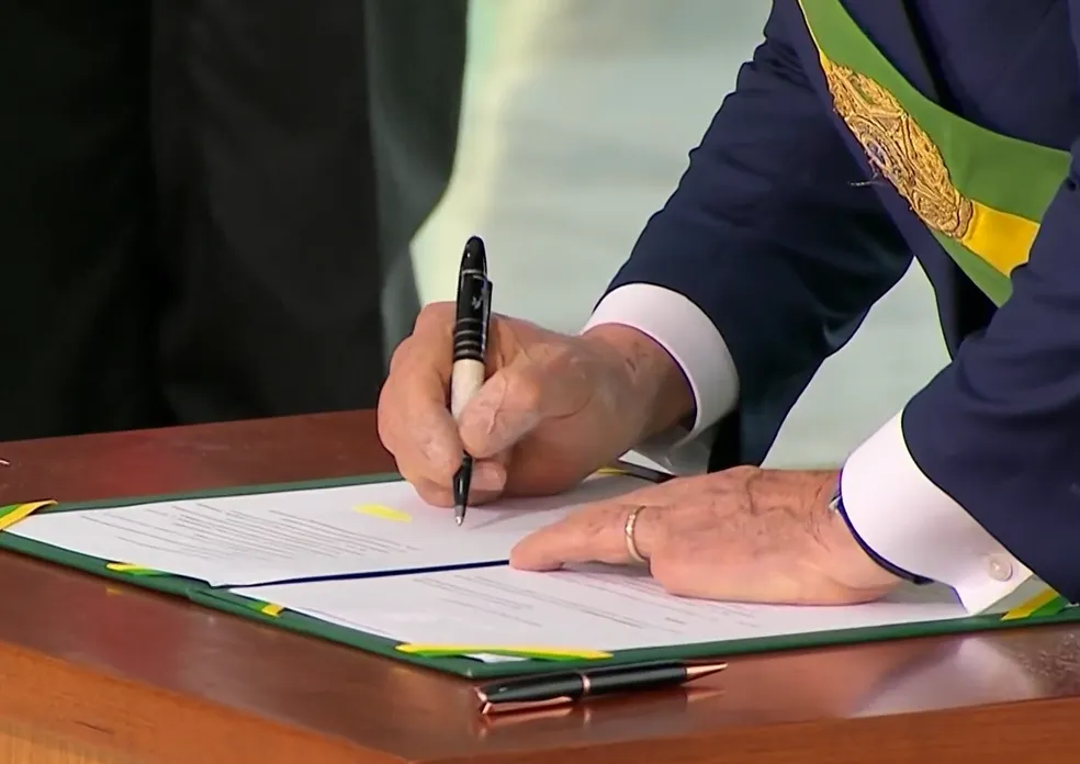 LULA SANCIONA RENEGOCIAÇÃO DE DÍVIDAS COM O FIES; DESCONTO CHEGA A 99%