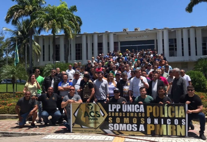 POLICIAIS E BOMBEIROS MILITARES PROTESTAM NA GOVERNADORIA