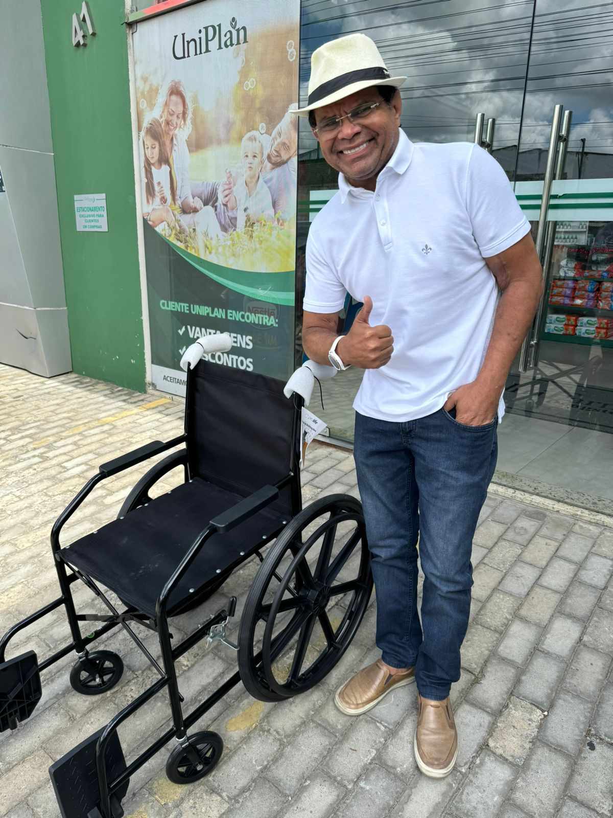 EMPRESÁRIO GRANDE EDILSON REALIZA ENTREGA DE MAIS UMA CADEIRA DE RODAS PARA UMA PESSOA DE SANTO ANTÔNIO