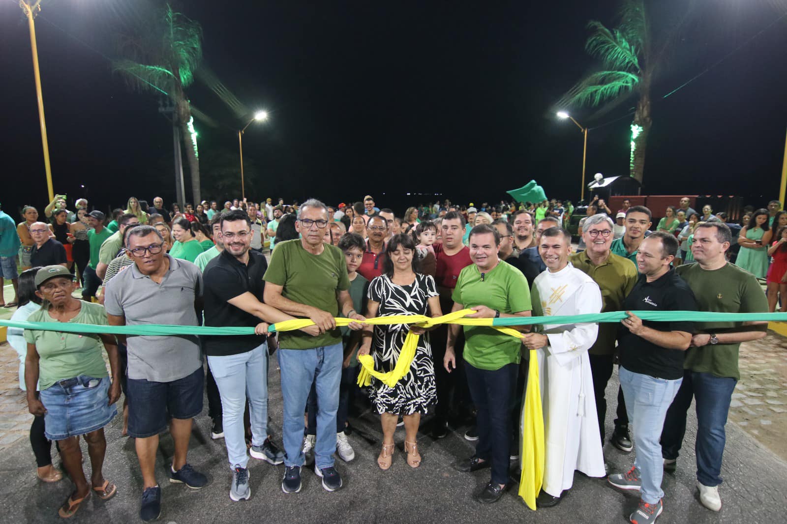 PREFEITO FLAVIO DE BEROI ENTREGA OBRAS DO NOVO PÓRTICO, CALÇADÃO E ILUMINAÇÃO EM LED EM NOVA CRUZ