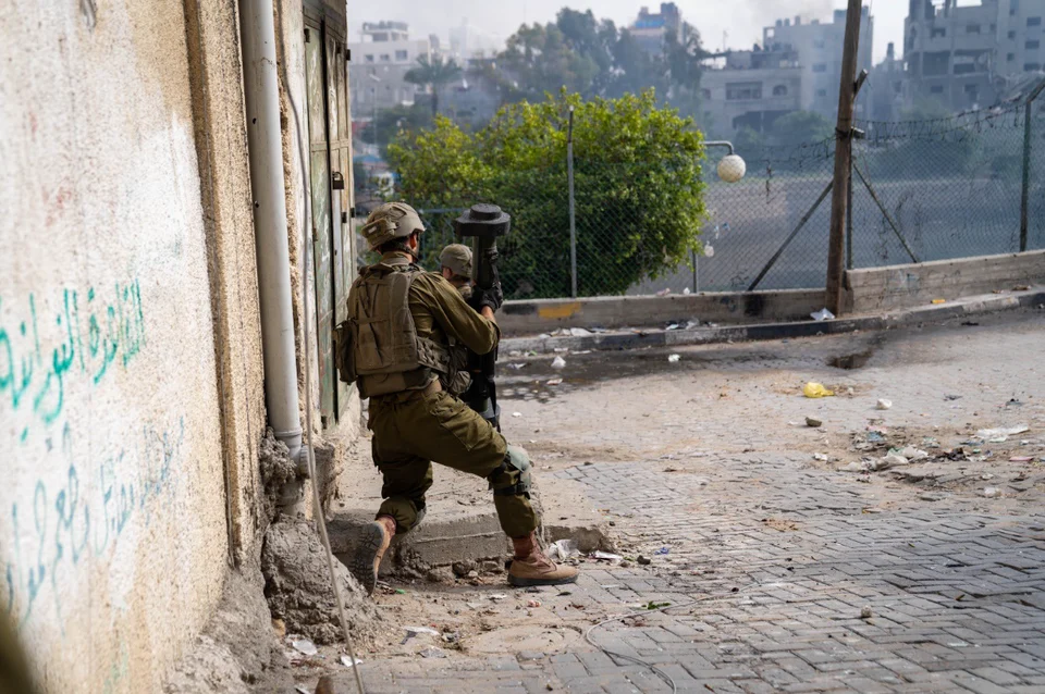TERRORISTAS DO HAMAS ESCONDIDOS EM ESCOLA SE RENDEM