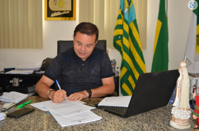 PREFEITO FLAVIO AUTORIZA PAGAMENTO ANTECIPADO DE DEZEMBRO E TERMINA MAIS UM ANO COM OS SALÁRIOS EM DIA DOS SERVIDORES DE NOVA CRUZ