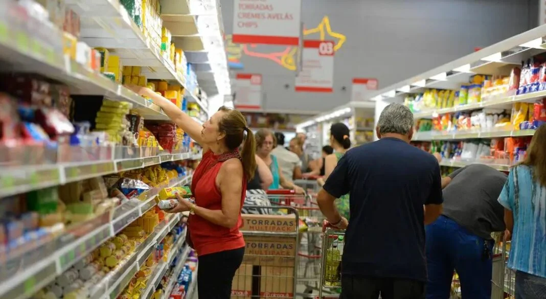 PREÇO DE ALIMENTOS E JUROS CONTRIBUÍRAM PARA FREAR INFLAÇÃO EM 2023