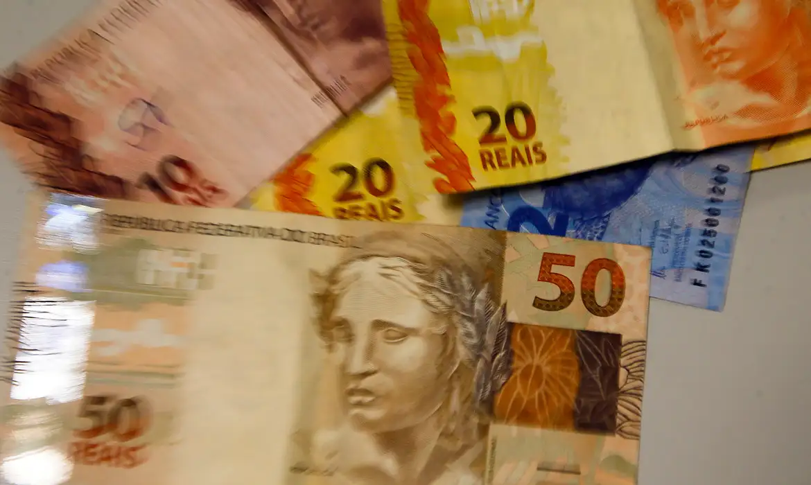 LULA ASSINA DECRETO QUE REAJUSTA SALÁRIO MÍNIMO PARA R$ 1.412