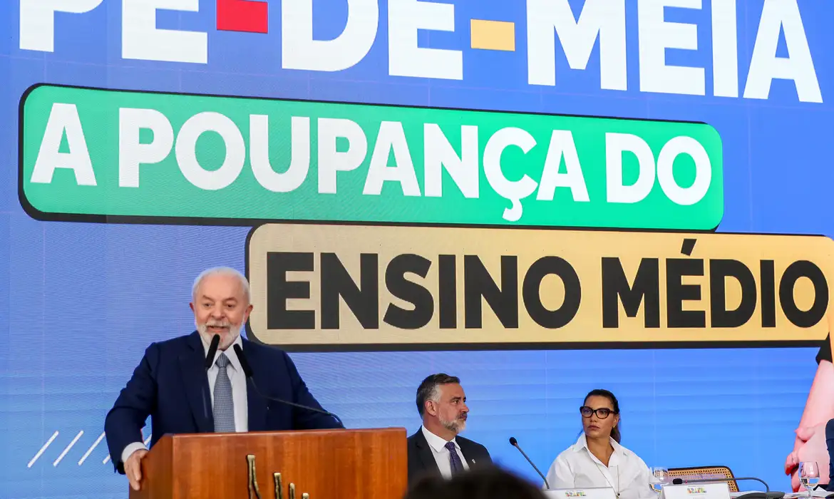 ENSINO MÉDIO: PÉ-DE-MEIA DARÁ R$ 2 MIL POR ANO A ALUNOS DE BAIXA RENDA