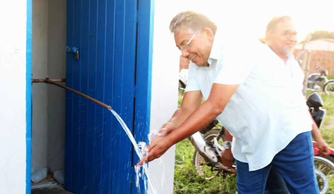 PREFEITO JOSÉ ARNOR ENTREGA POÇOS ARTESIANOS NO MUNICÍPIO DE JUNDIÁ/RN