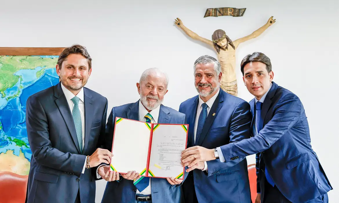 LULA SANCIONA LEI QUE VAI PERMITIR QUE ESTAÇÃO DE RÁDIO TENHA SOCIEDADE COM ÚNICO SÓCIO