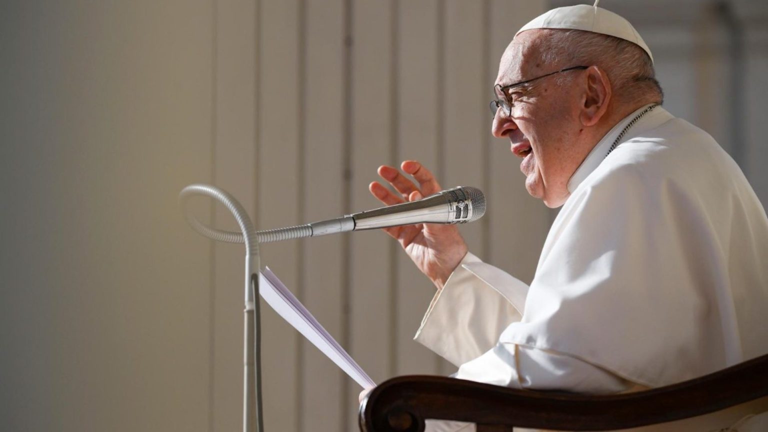 PAPA DEFENDE DECISÃO DO VATICANO DE APROVAR BENÇÃOS A HOMOSSEXUAIS
