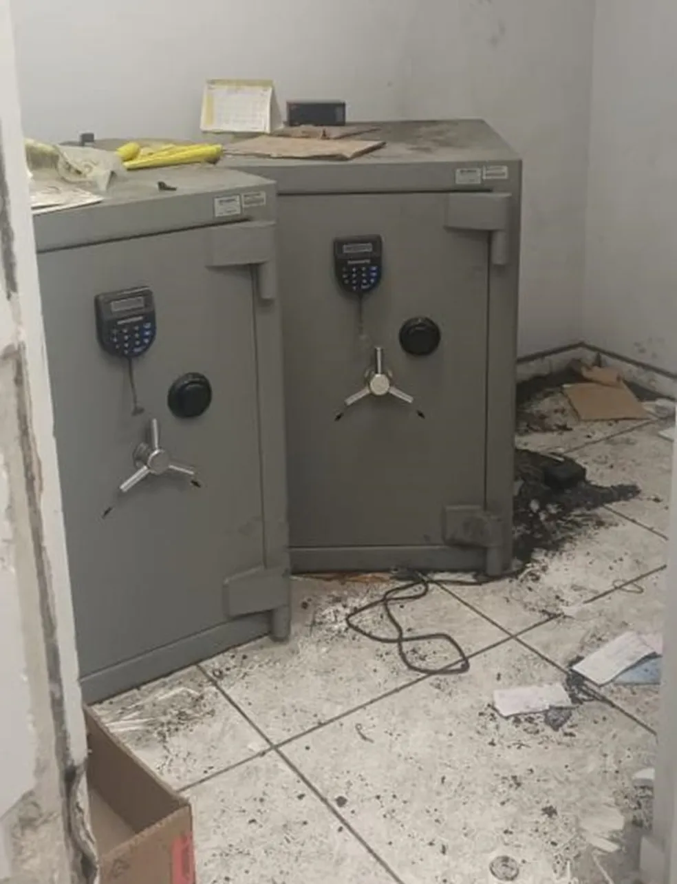 CRIMINOSOS INVADEM BANCO, ARROMBAM COFRE E FOGEM COM DINHEIRO E ARMAS NO INTERIOR DO RN