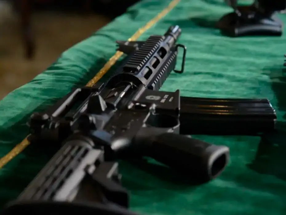 EXÉRCITO AMPLIA AVAL PARA ARMAS RESTRITAS EM ACERVO PESSOAL DE POLICIAIS E LIBERA ATÉ 5 FUZIS EM CASA