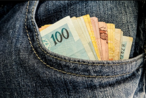 61% DOS BRASILEIROS NÃO CONSEGUEM POUPAR DINHEIRO, APONTA PESQUISA