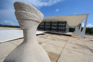BRASIL TEM UM ADVOGADO PARA CADA 140 BRASILEIROS, MAS 50 MILHÕES AINDA NÃO TÊM ACESSO À JUSTIÇA