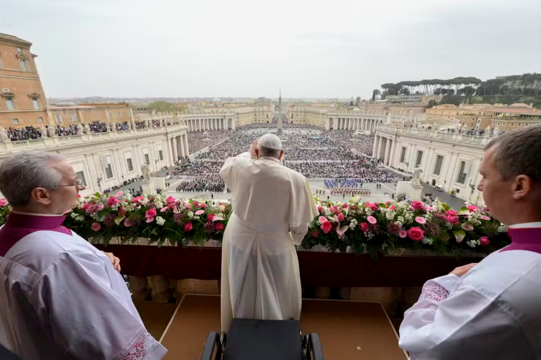 PAPA FRANCISCO PRESIDE MISSA DO DOMINGO DE PÁSCOA