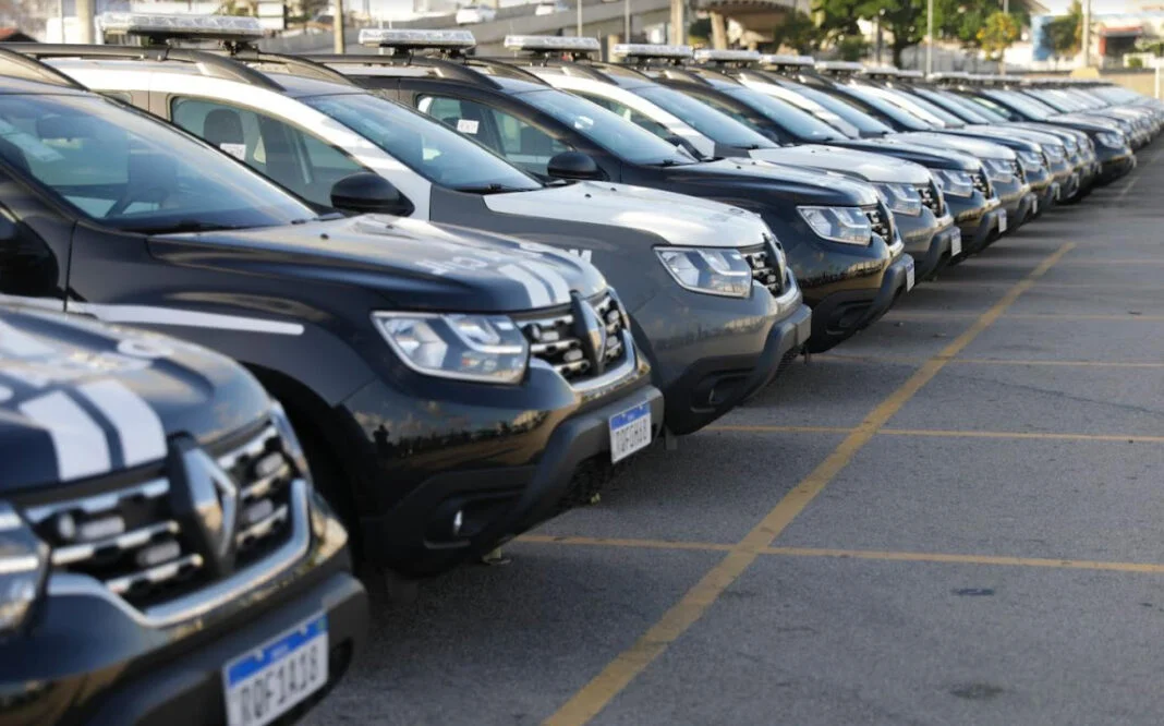 VIATURAS PARADAS NO PÁTIO DA PM VÃO A LEILÃO