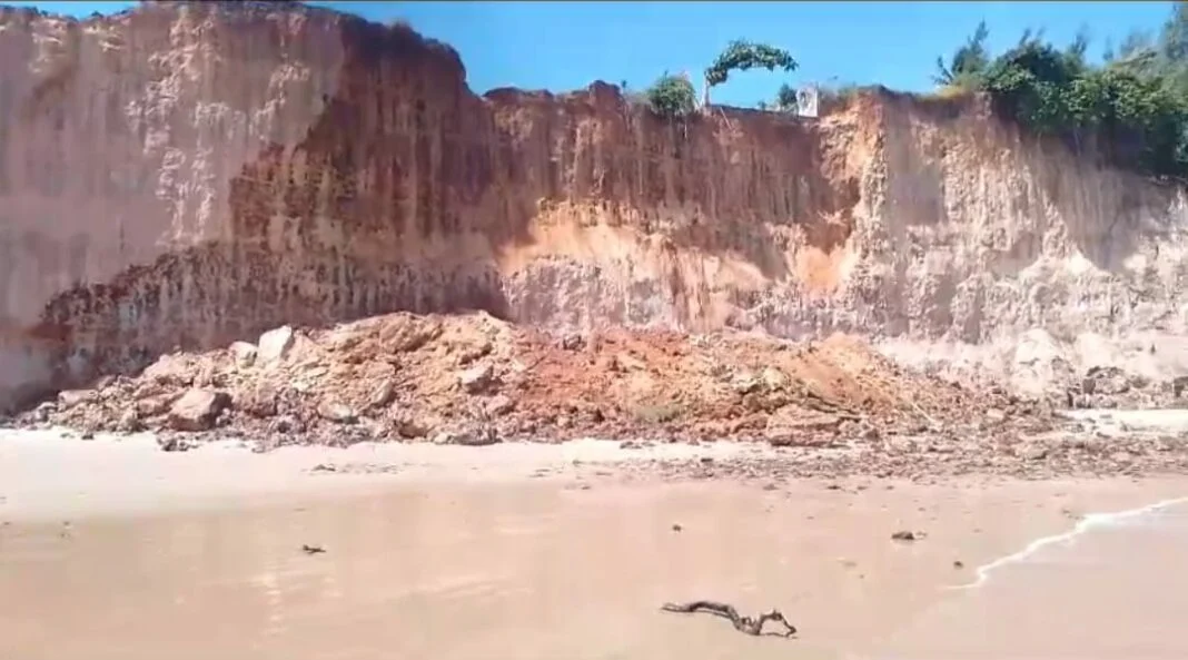 PARTE DE FALÉSIA DESABA NA PRAIA DE TABATINGA, NO RN