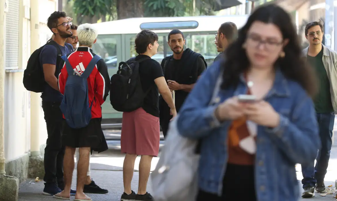 QUASE 10 MILHÕES DE JOVENS SEM ENSINO BÁSICO ESTÃO FORA DA ESCOLA