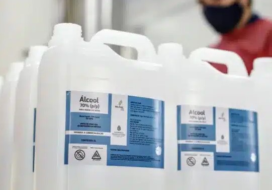 APÓS 4 ANOS, ANVISA VOLTA A PROIBIR VENDA DE ÁLCOOL LÍQUIDO 70%; COMERCIALIZAÇÃO HAVIA SIDO LIBERADA POR CAUSA DA PANDEMIA