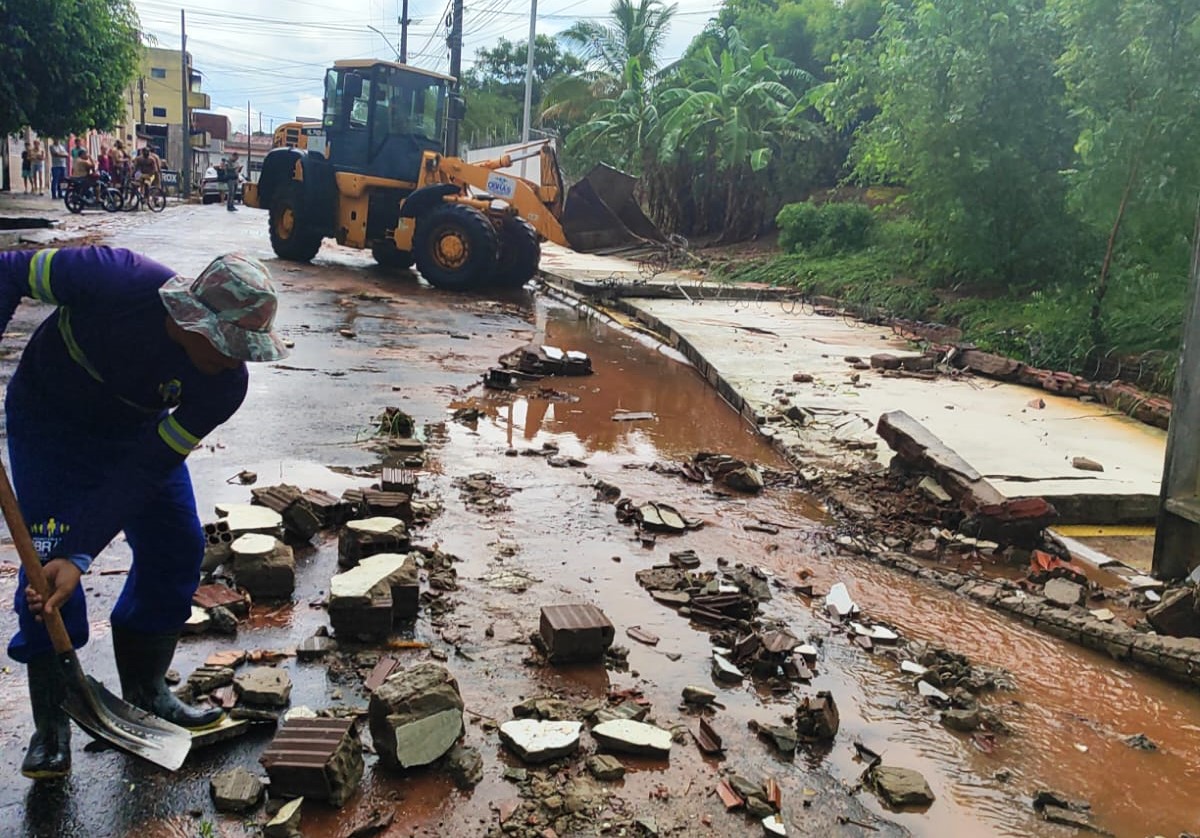 PREFEITURA DE NOVA CRUZ INTENSIFICA AÇÕES E SERVIÇOS APÓS FORTES CHUVAS CAÍREM NO MUNICÍPIO