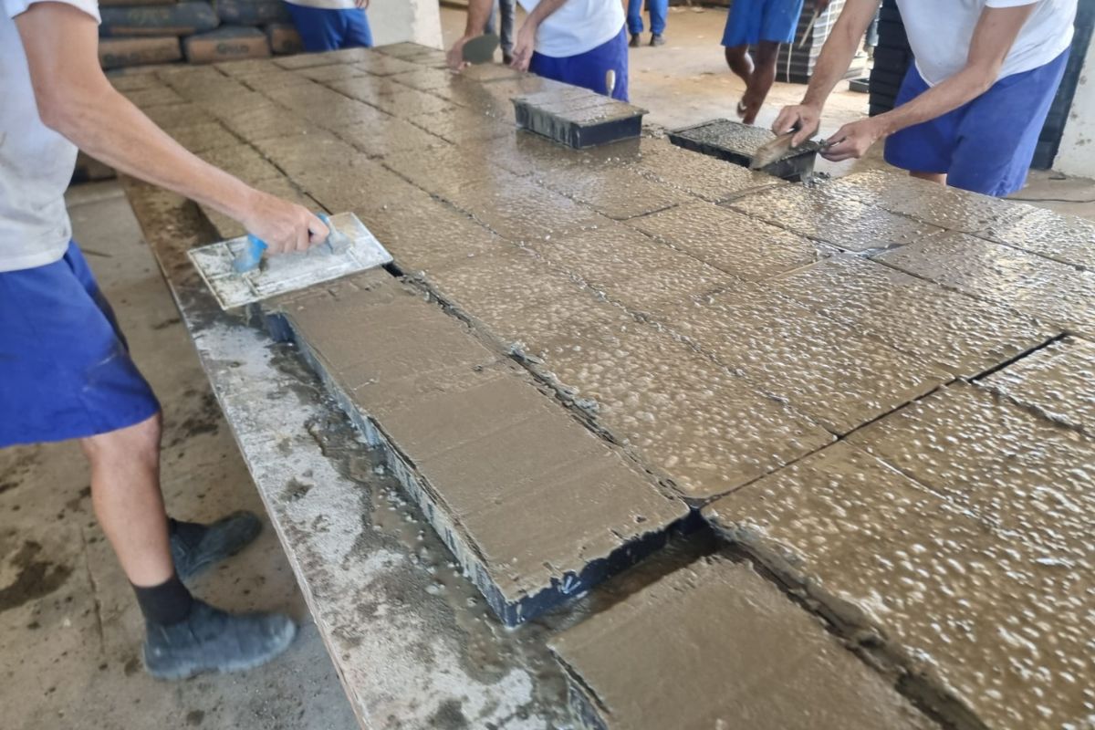 INTERNOS DE ALCAÇUZ INICIAM CURSO DE FABRICAÇÃO DE PISO INTERTRAVADO
