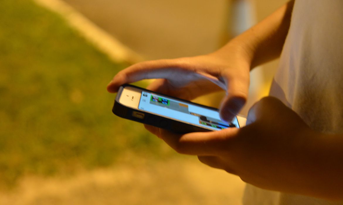 MAIOR TEMPO EM FRENTE ÀS TELAS ESTÁ ASSOCIADO À PIORA DA DIETA DE ADOLESCENTES