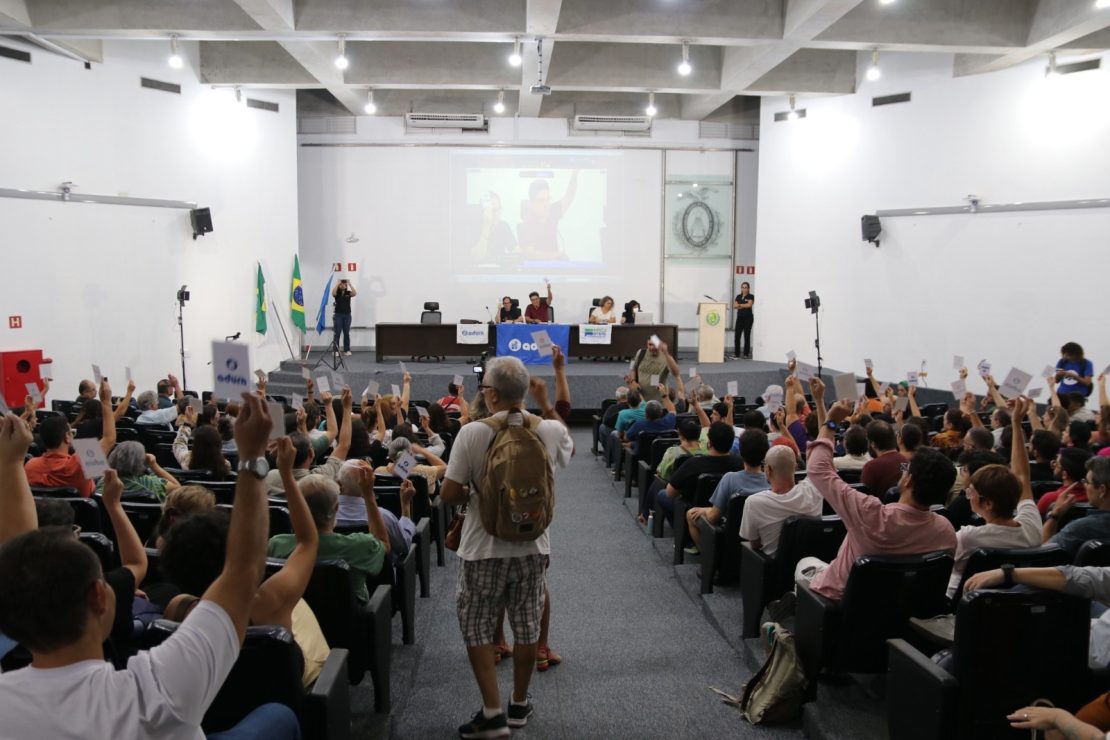 GREVE: 19 UNIVERSIDADES E IFs PARAM A PARTIR DE SEGUNDA-FEIRA (15)