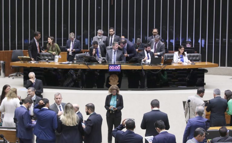 CÂMARA DOS DEPUTADOS APROVA PROJETO AMPLIA PUNIÇÕES PARA VENDA DE INGRESSOS POR CAMBISTAS