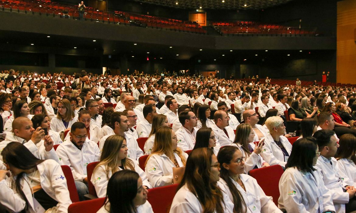 BRASIL TEM 575.930 MÉDICOS ATIVOS: 2,81 POR MIL HABITANTES