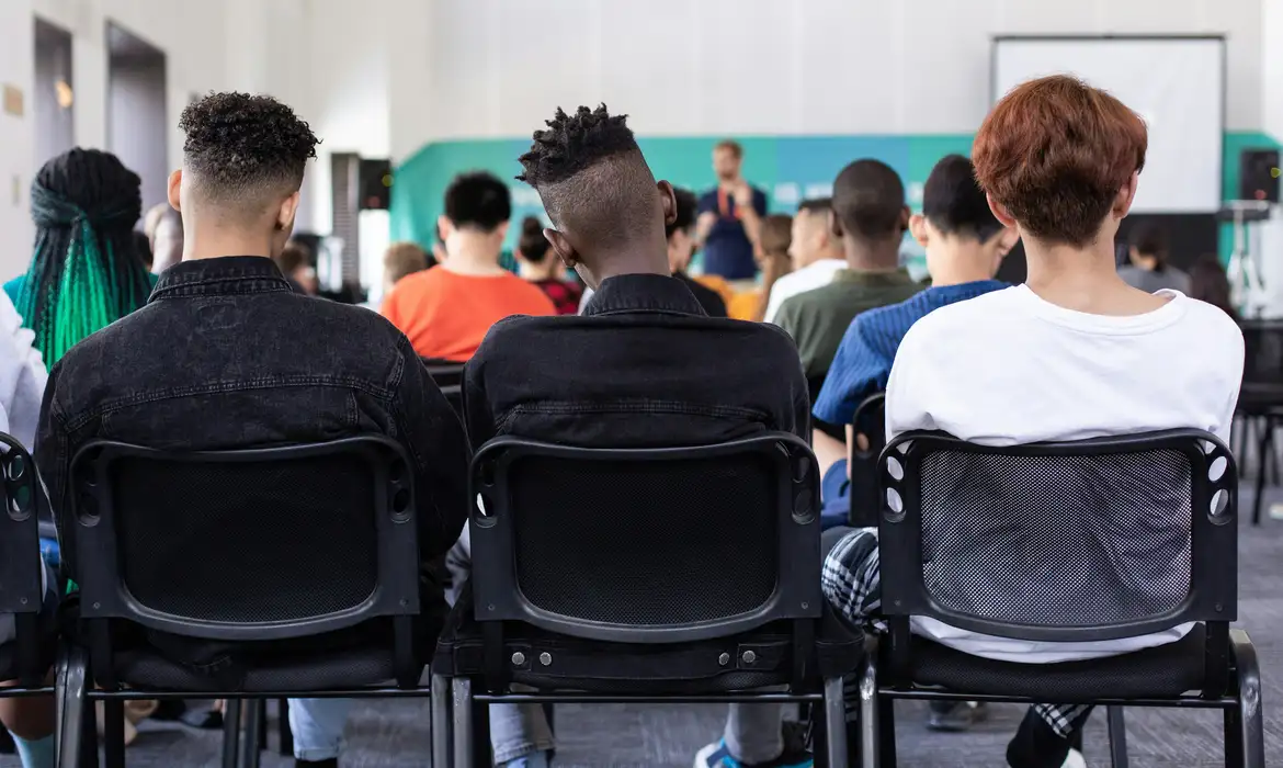 ESTUDO MOSTRA QUE ESCOLAS COM MAIS ALUNOS NEGROS TÊM PIORES ESTRUTURAS