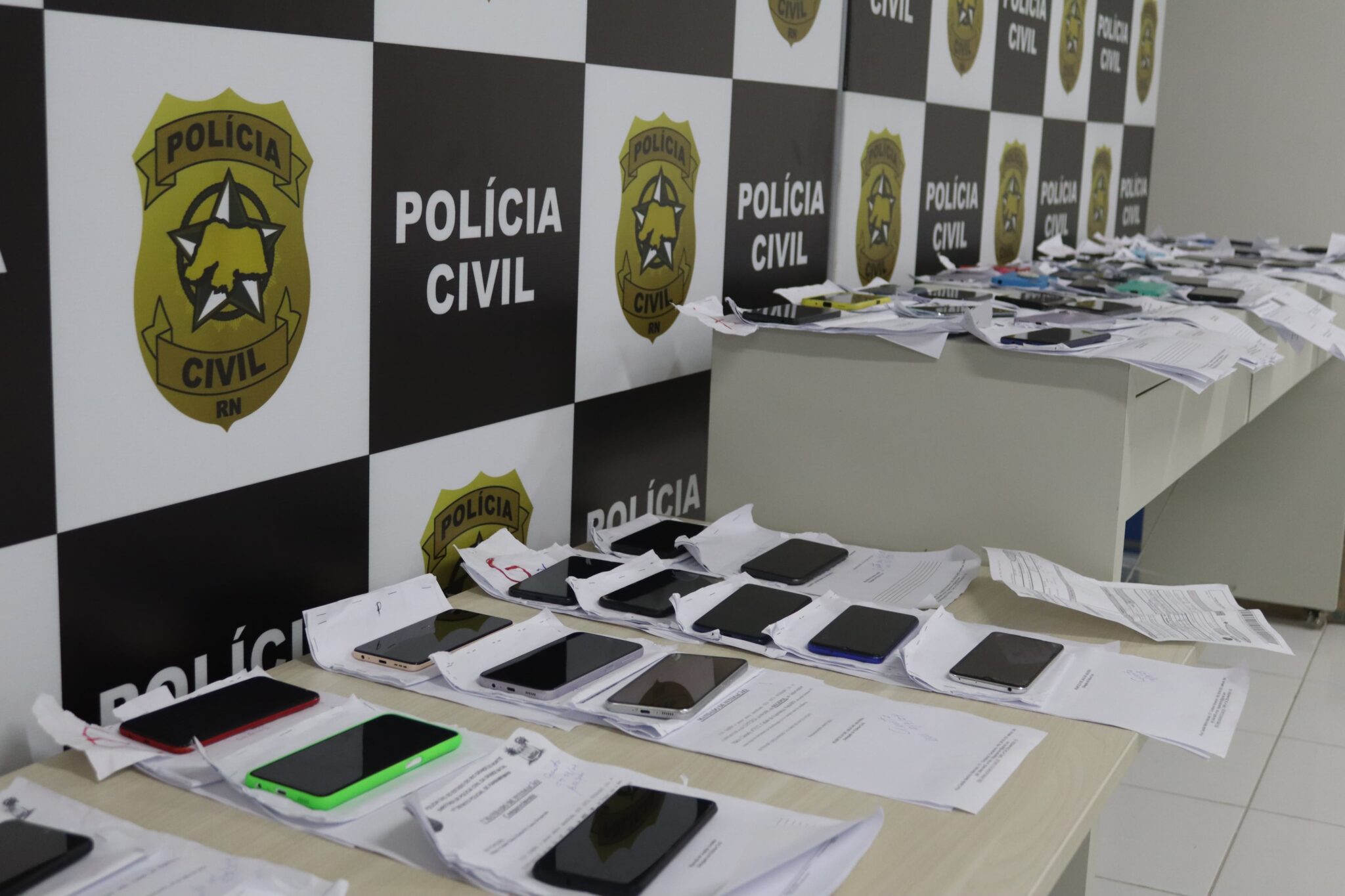 POLÍCIA DO RN DEVOLVE 100 CELULARES RECUPERADOS DE ROUBOS E FURTOS