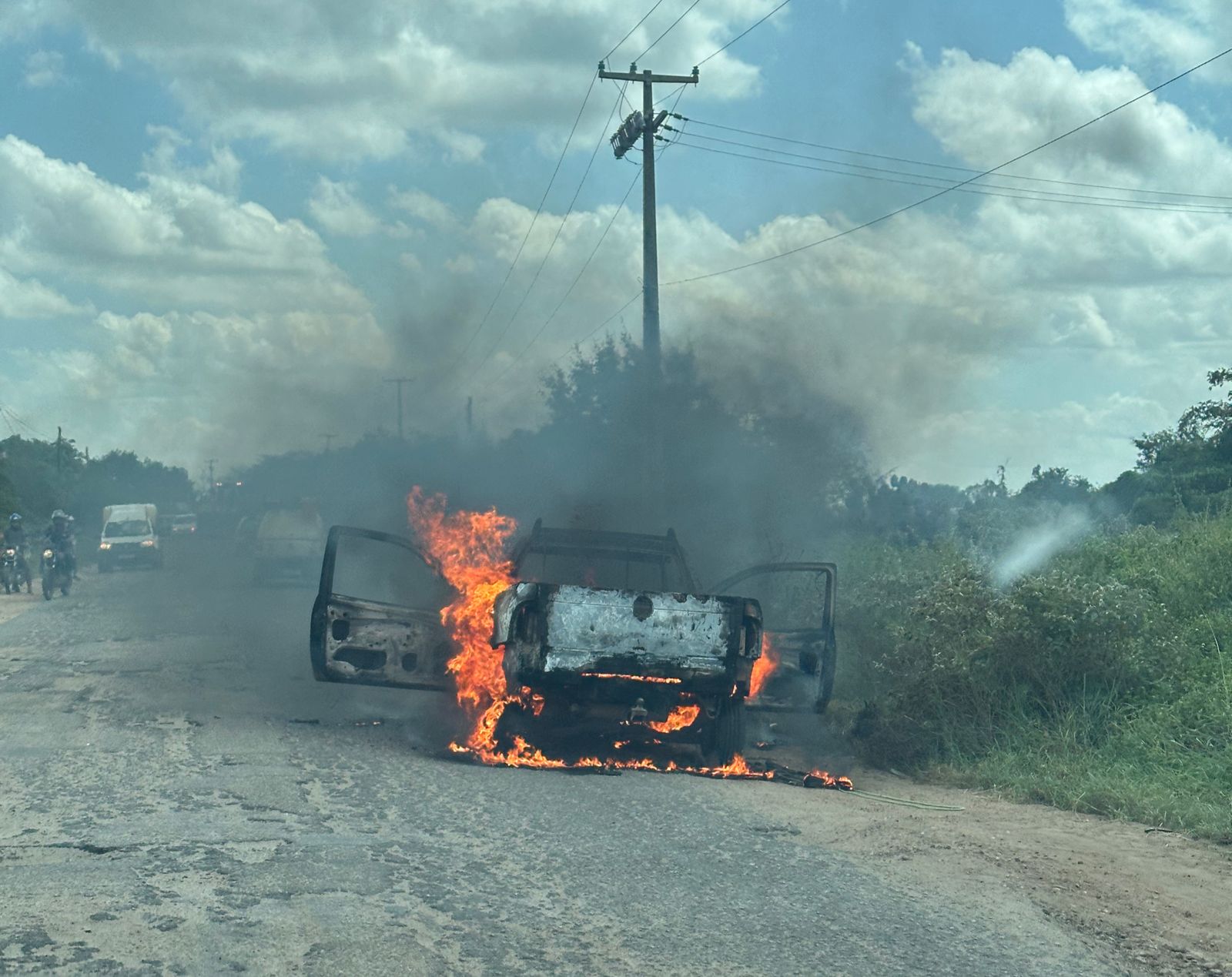 CARRO PEGA FOGO ENTRE OS MUNICÍPIOS DE SANTO ANTÔNIO E SERRINHA